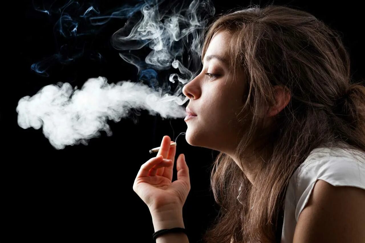 Девушка курит. Курение сигарет. Дым сигарет. Сигаретный дым дорогой
