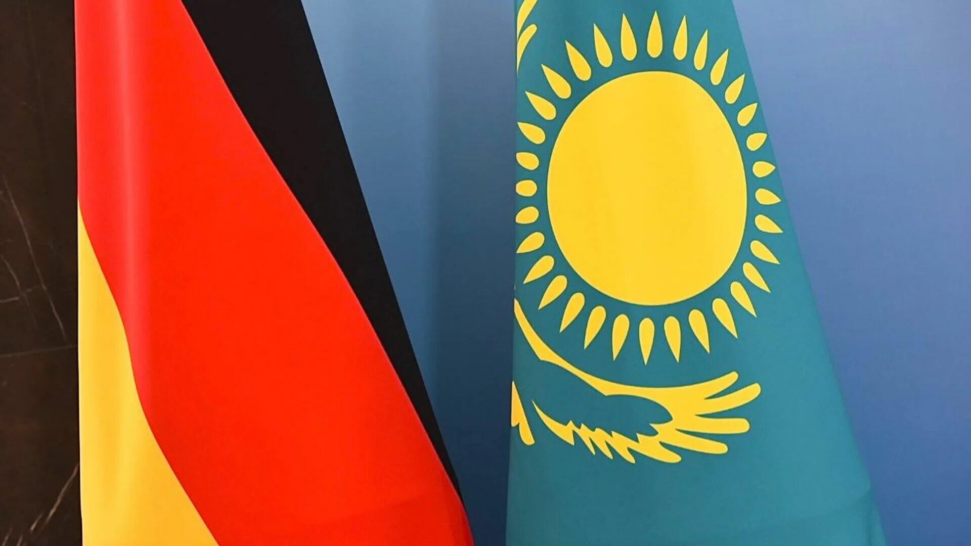 Германия для казахстанцев. Флаг Казахстана и Германии. Флаг Казахстана 2023. Флаг Казахстана в будущем. Германия и Казахстан фото.