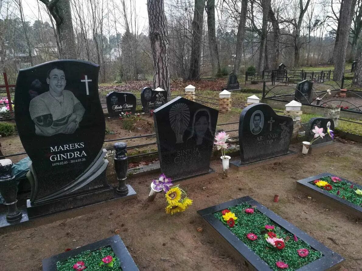 Могилы цыган. Памятники цыган на кладбищах. Цыганская пасха кладбище. Цыганка кладбище. Надгробия цыганских баронов.