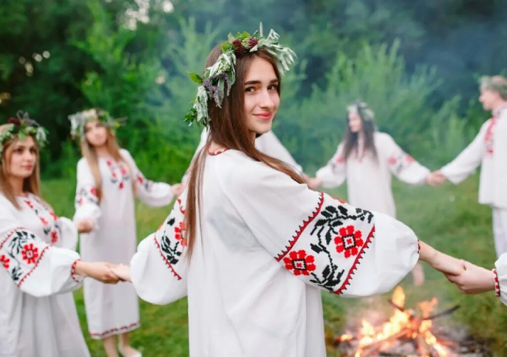 Праздник ивана купалы на руси. Купальская ночь 2022. Русский купал. С праздником ивана купала. Русский купал.