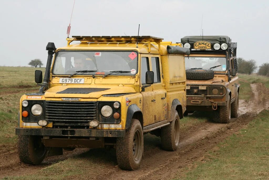 Дефендер кэмел трофи. Ленд Ровер Дефендер 130. Дефендер d90 Camel Trophy. Ленд Ровер кэмел трофи.