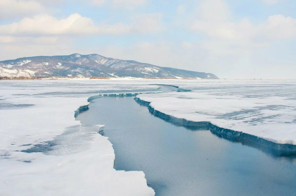 Сибирь ди. Лед Байкала. Байкал зимой отдых. Ледяные просторы. Ледяные чудеса Байкала.