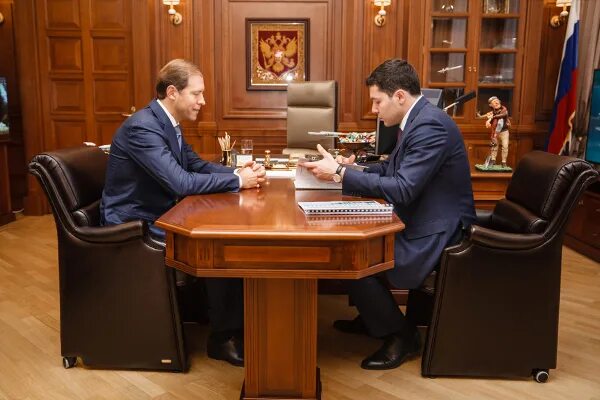 Алиханов глава минпромторга. Минпромторг мантуров и алиханов. алиханов и мантуров. алиханов и мантуов.