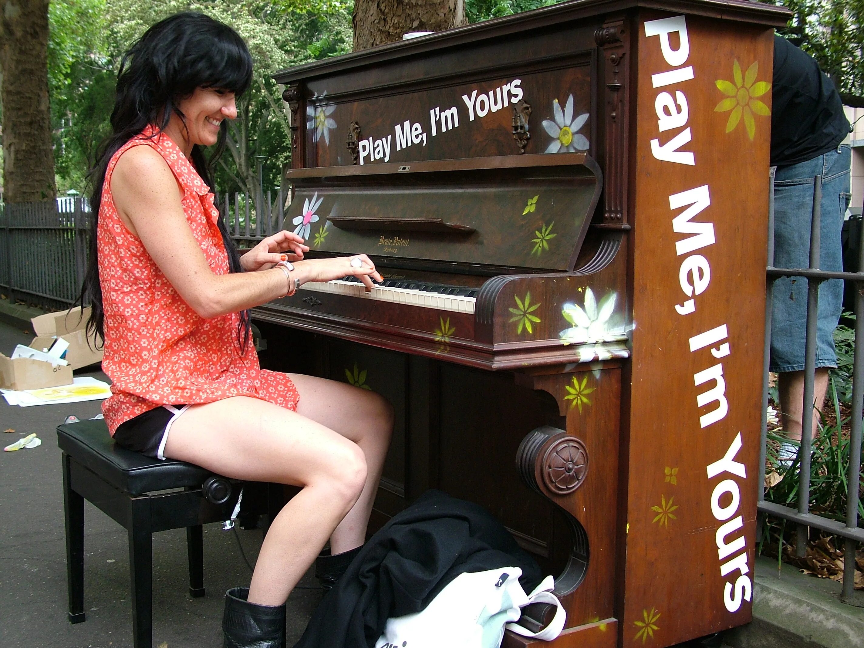Пианино на улице. Фортепиано на улице. Уличное пианино. Рояль в кустах. Мем играет на пианино