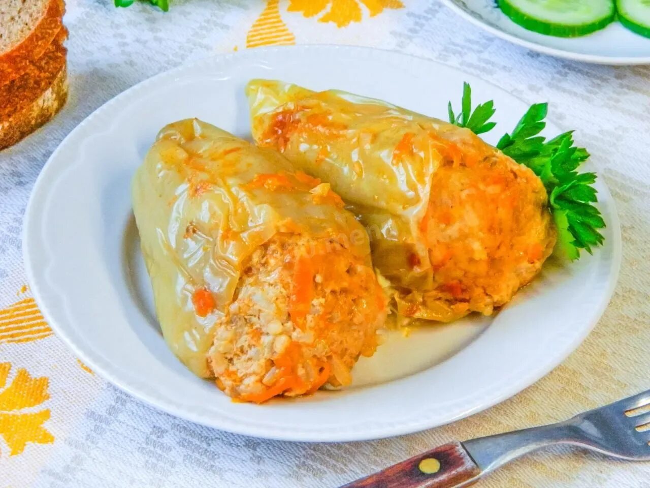 Голубцы с перцем и фаршем. Голубцы фаршированные. голубцы с перцем. голубцы из болгарского перца. перец фаршированный мясом и рисом.