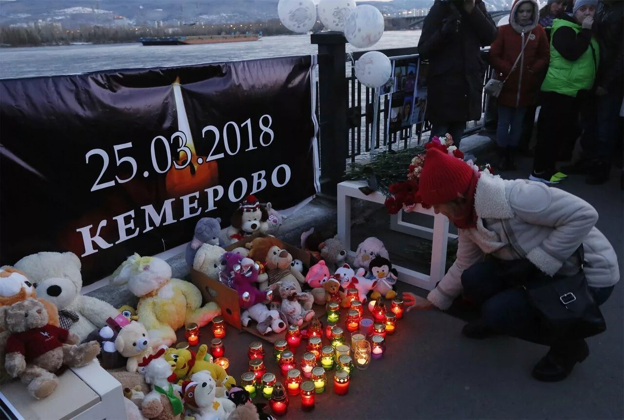 Трагедия в зимней вишне кемерово дата. Зимняя вишня Кемерово 2018. Трагедия в Кемерово в ТЦ зимняя вишня. Кемерово торговый комплекс зимняя вишня 25.03.18. Годовщина трагедии в зимней вишне в Кемерово.