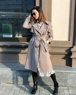 Надела плащ