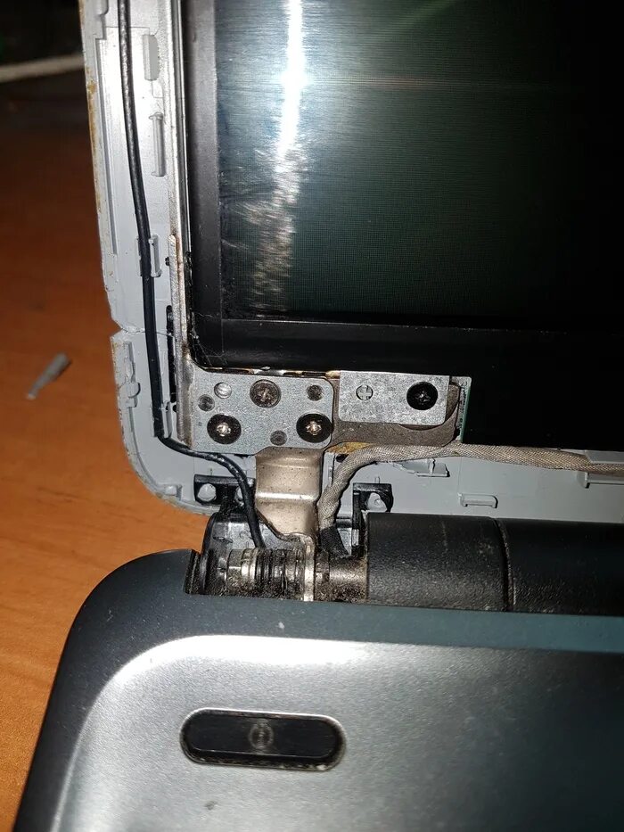 Ремонт крышки ноутбука. Петля крышки ноутбука. Сломалась крышка ноутбука acer. Сломана петля ноутбука acer. Винты крепления корпуса ноутбука леново.