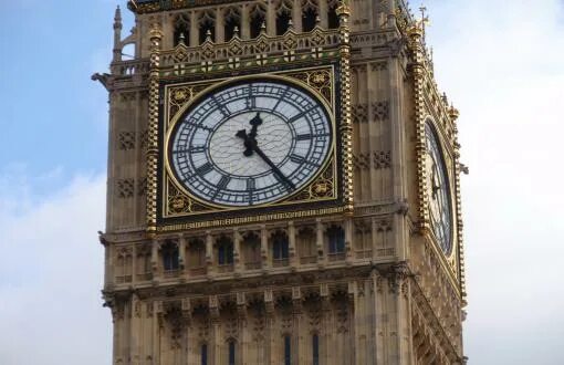 Что находится внутри биг бена Big Ben is coated in scaffolding as crews begin repair work Big ben, Scaffolding