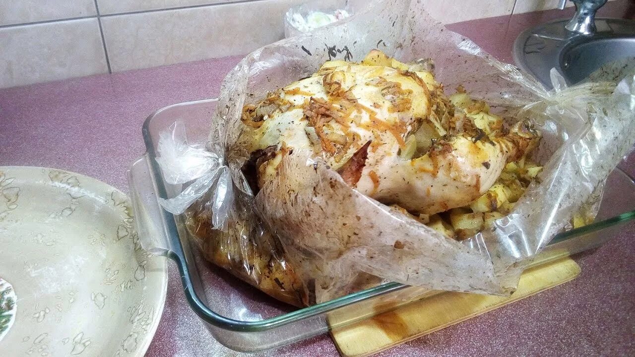 Рис с курицей в пакете для запекания. Курица с картошкой в рукаве. Курица с картошкой в духовке в рукаве. Курица домашняя в духовке с картошкой в рукаве для запекания. Запечь курицу в рукаве.
