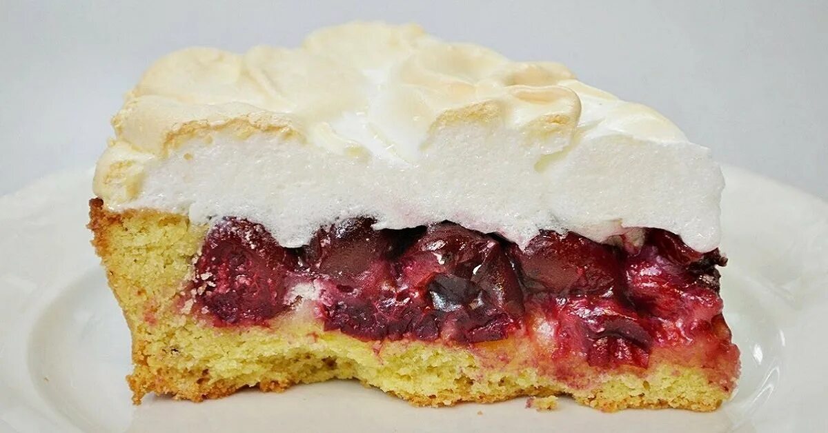 Меренговый рулет брауни. Десерт с безе. Меренга с вишней. Меренга с вишней. Меренга с вишней.