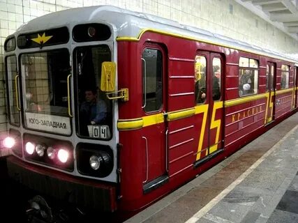 Красный поезд метро москва