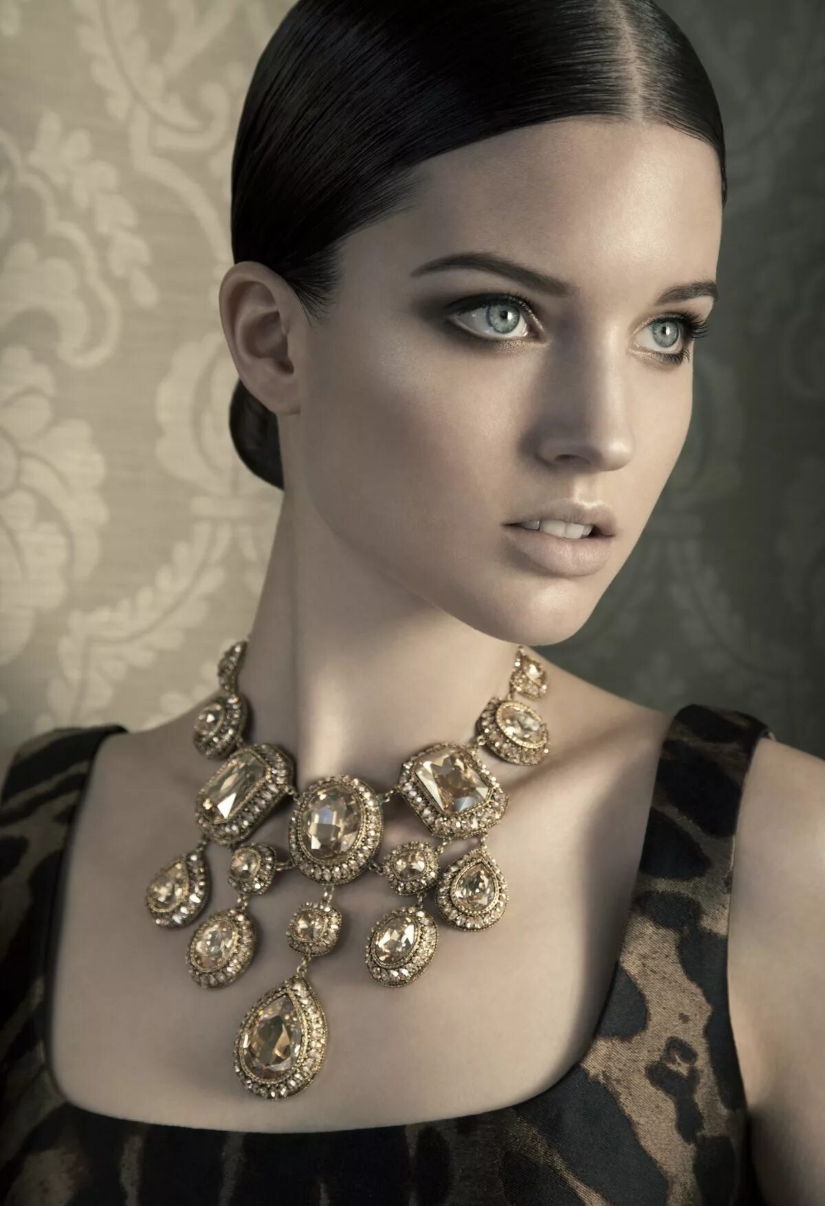 Женские украшения. Ювелирные изделия для женщин. Шикарные серьги. Элитная бижутерия. Женские украшения.