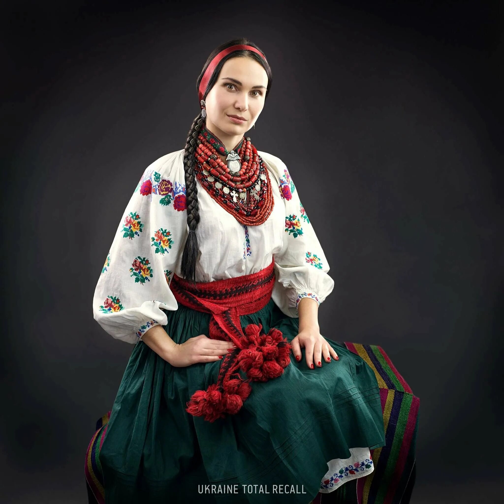Украинская одежда 6. Украинский костюм. Украинский костюм женский. Украинский народный костюм. Народный костюм украинцев.