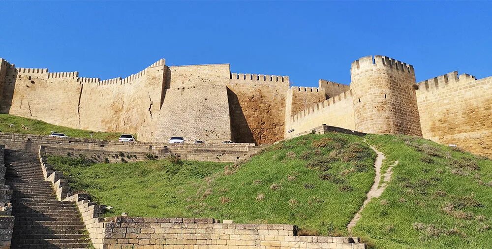 Крепость нарын-кала в дербенте. Дагестан дербент крепость нарын кала. Дагестан цитадель нарын кала. Дагестан дербент крепость нарын кала. Нарын-кала дербент.