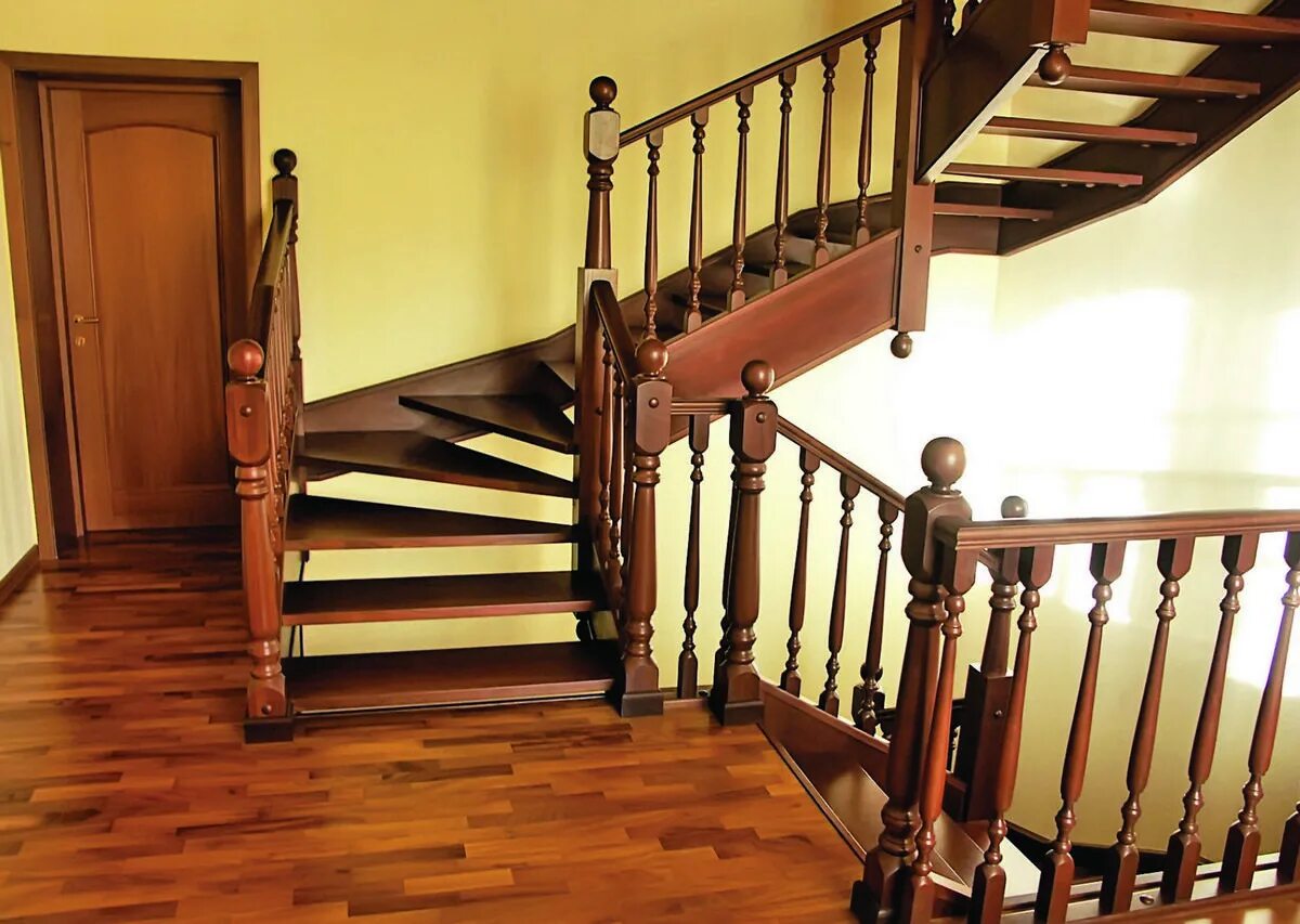 Подняться по деревянной лестнице. Деревянная лестница. Лестница из дерева. Красивые деревянные лестницы. Лестница в частном доме.