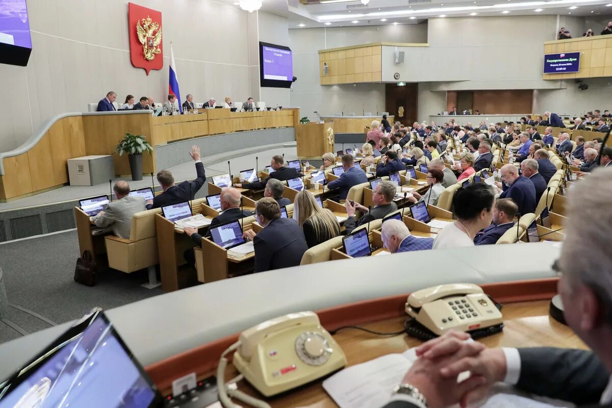 Госдума готовит поправки в закон. Пленарного заседания государственной Думы РФ. Зал пленарных заседаний государственной Думы. Государственная Дума пленарное заседание картинка. Депутаты Госдумы на заседании.