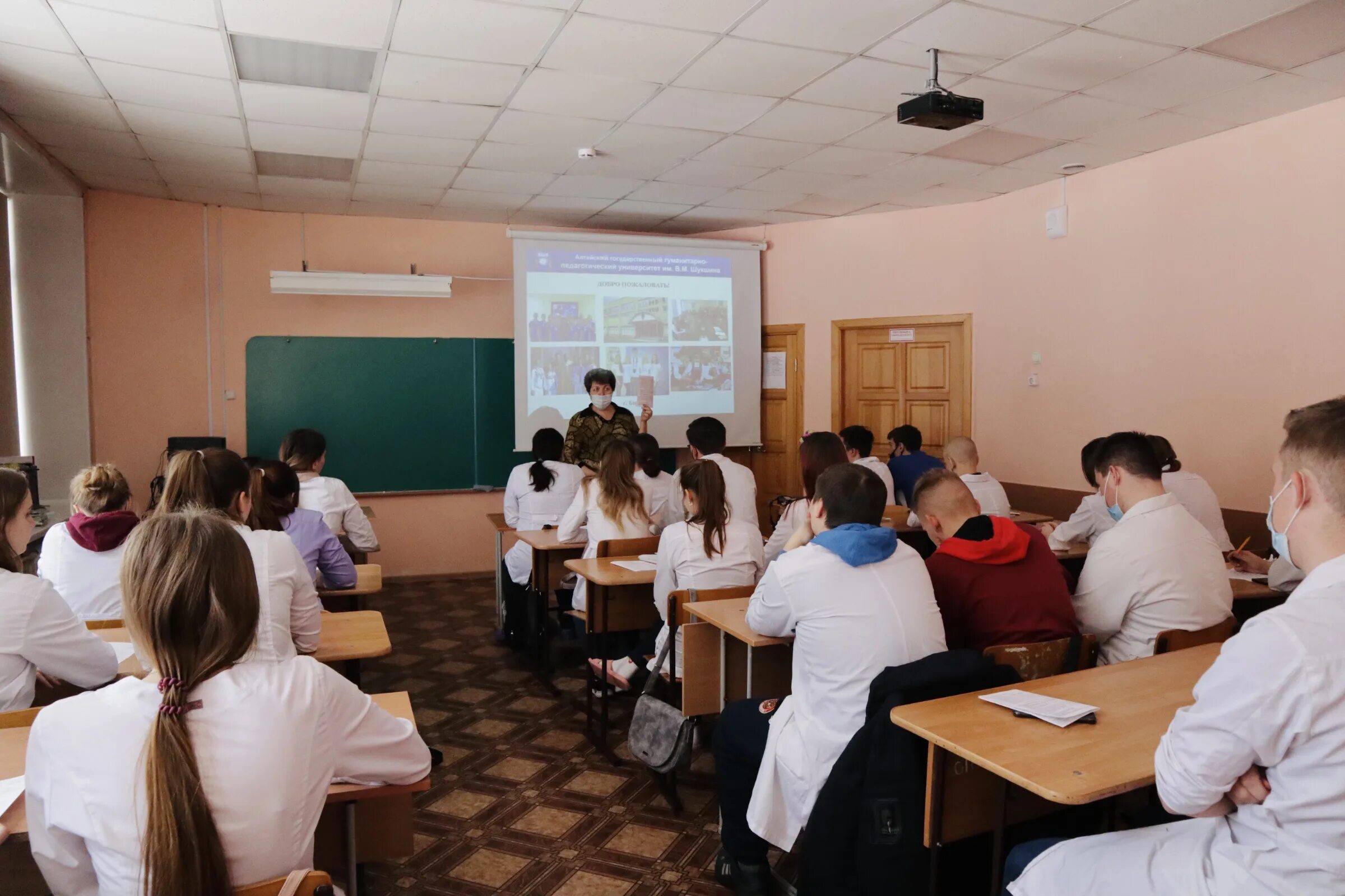 Бийский медицинский колледж сайт. БМК Бийский медицинский колледж. Бийск медицинский колледж после 9. Базеев Бийск медицинский колледж.