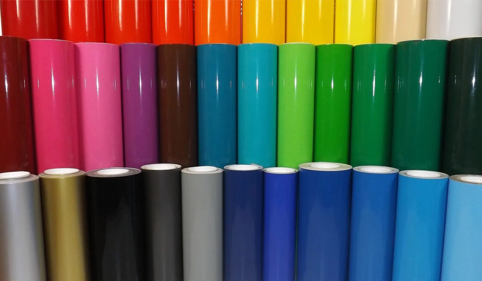 рулон виниловой пленки. прозрачная клеевая пленка. прозрачная клеевая пленка. полимерные самоклеящиеся пленки. прозрачная клеящаяся пленка.