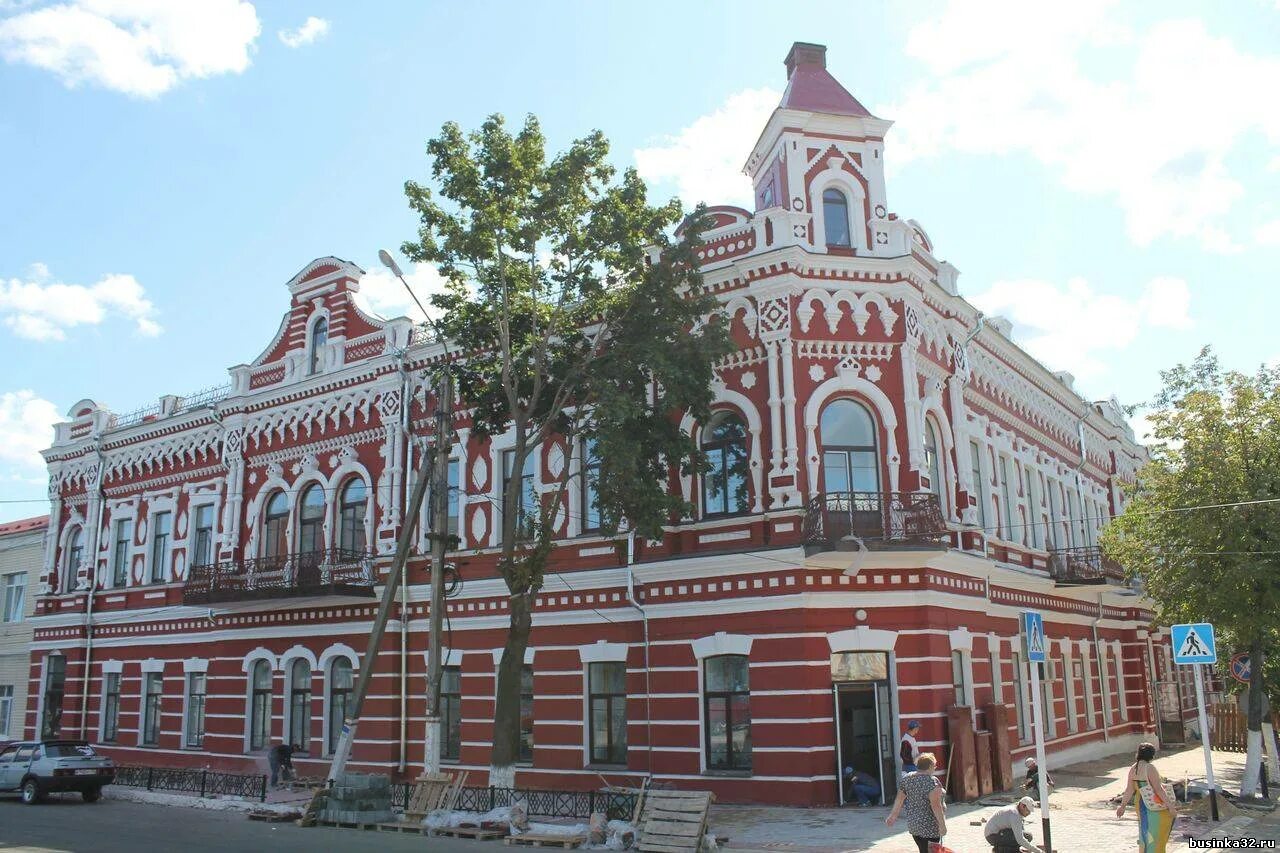 Дом купца певзнера в новозыбкове. Дом певзнера новозыбков. Радио новозыбкова. Новозыбков фото города. Город новозыбков красное здание.