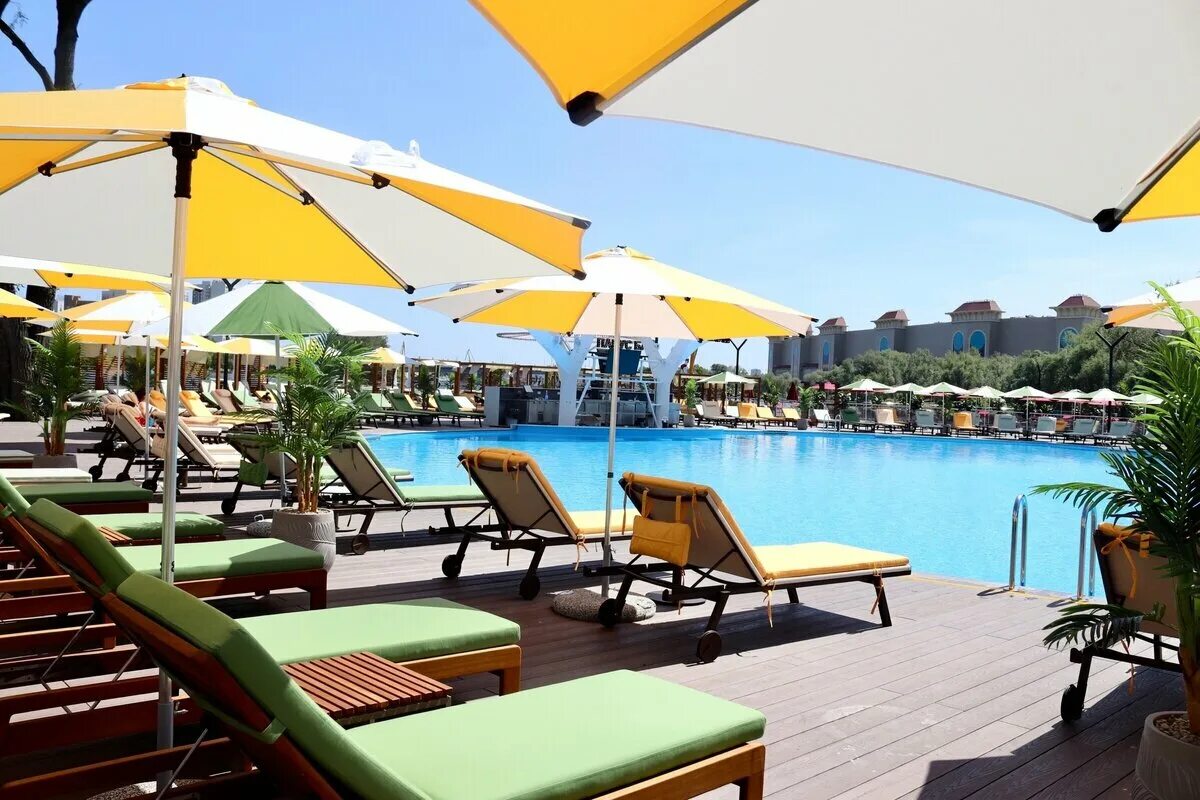 Beach club москвы. Пляж Дрим Бич в Москве. Пляжные комплексы в Москве. Бич клаб Москва. Пляж в Москве с бассейном.