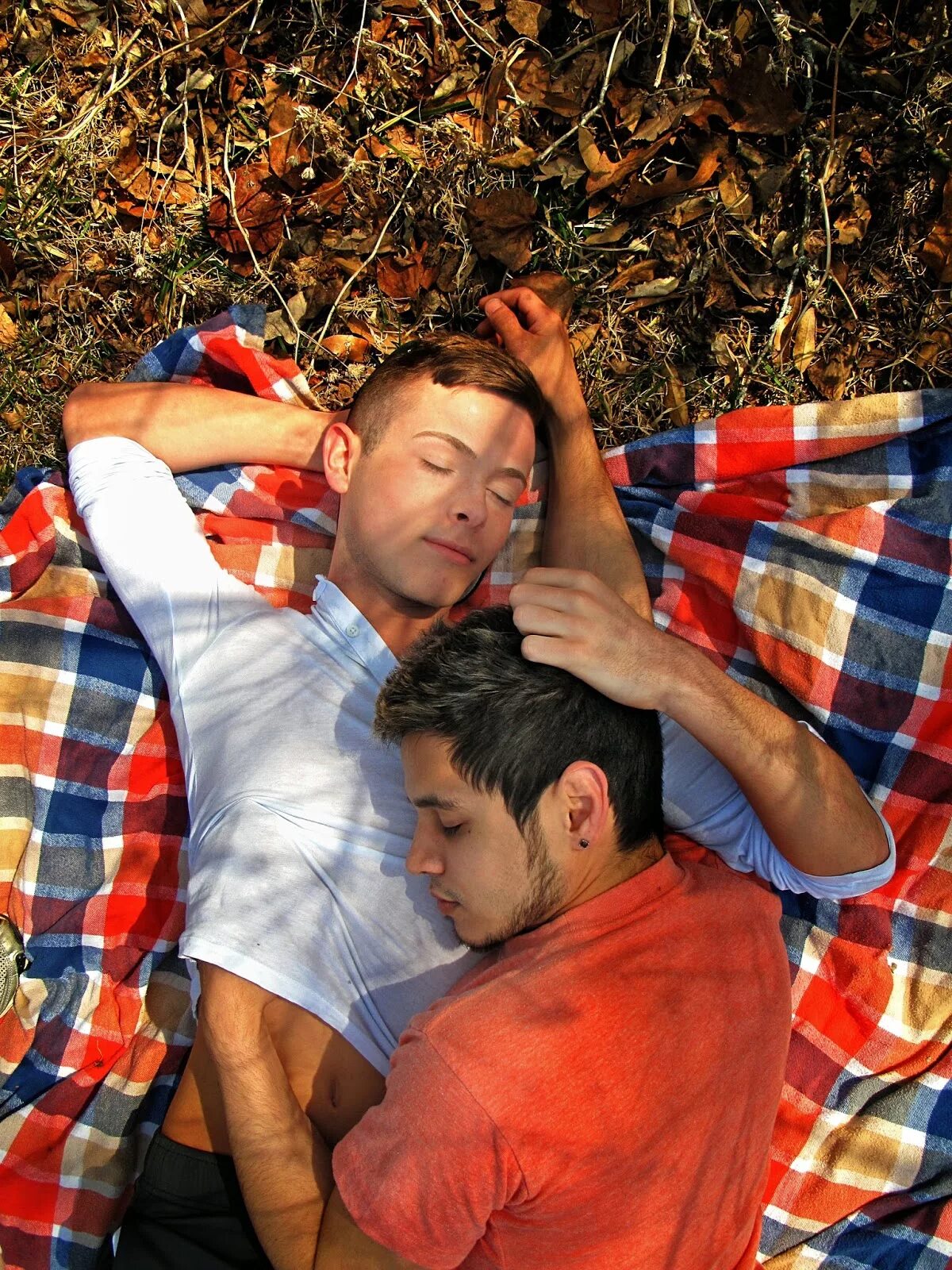 Кризис ориентации. Два парня на природе. Два парня лежат. Любовь двух парней. Два мужчины лежат на траве.