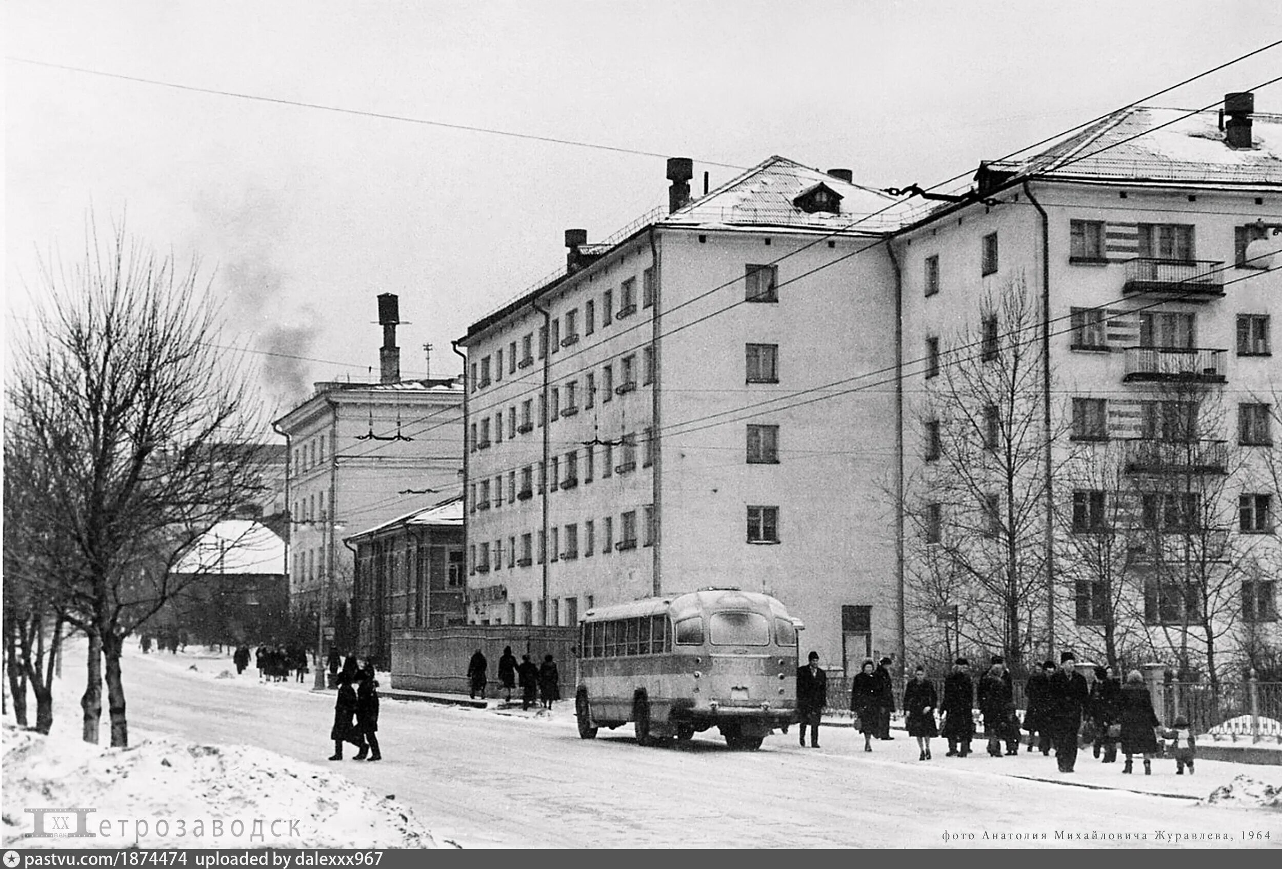 Железнодорожный вокзал 1955 петрозаводск. Довоенный петрозаводск. В каком году построен петрозаводск. Петрозаводск 70е годы. Старый вокзал петрозаводска.