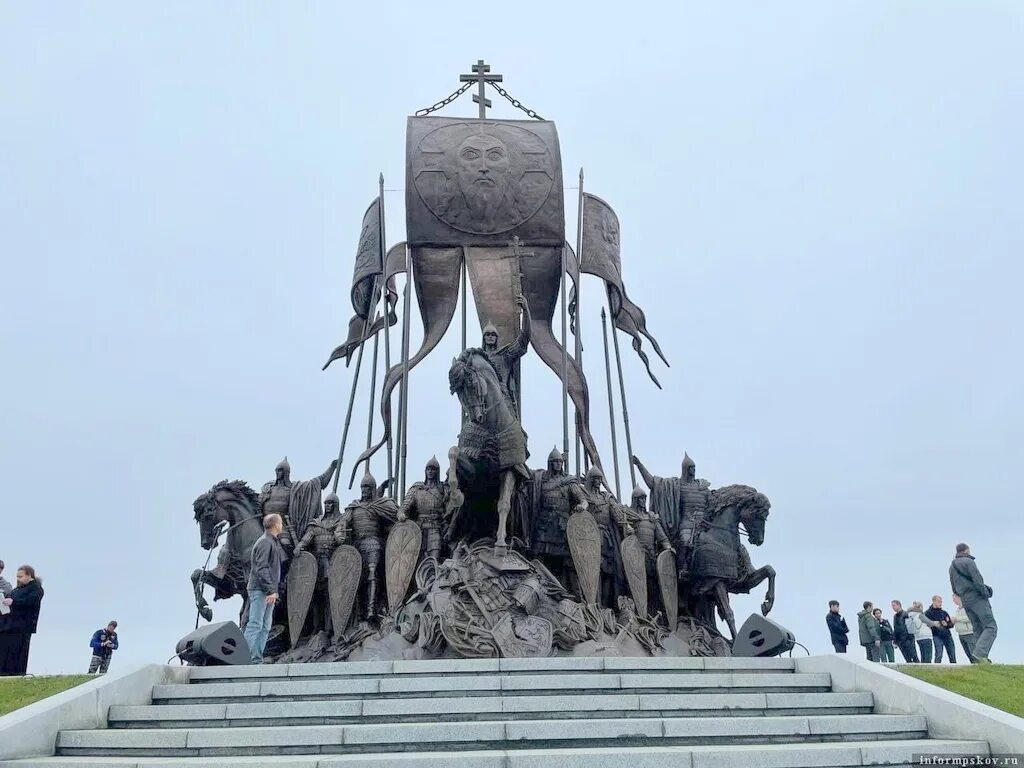 Памятник дружине Александра Невского (монумент "Ледовое побоище") - достопримеча