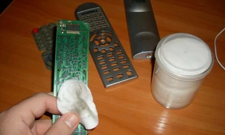 Чистка пульта ду. Как почистить пульт от телевизора внутри. Как почистить кнопки на пульте от телевизора. Разобранный пульт управления. Как почистить пульт от телевизора от грязи внутри видео.