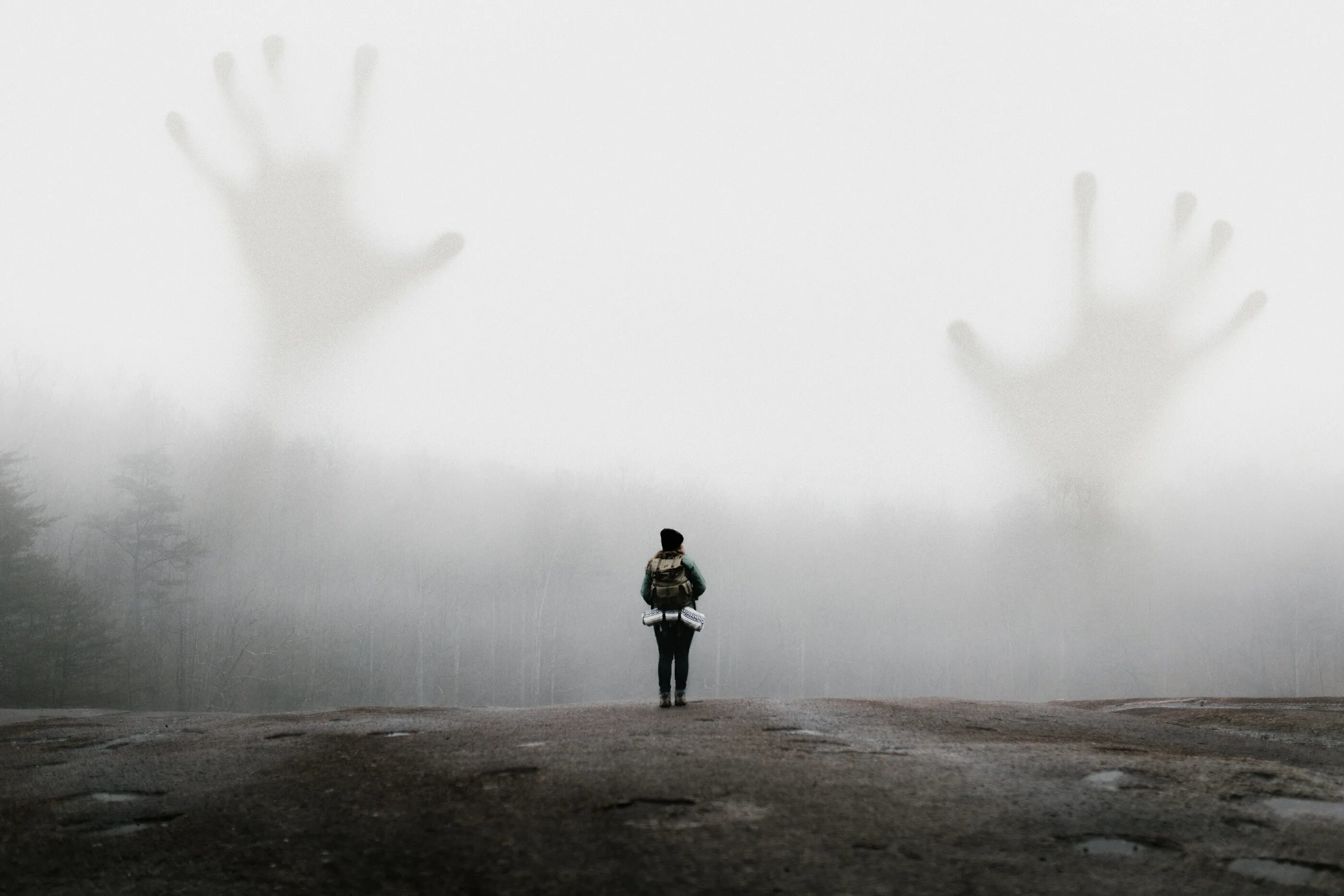 Мгла стивен кинг. Девушка в тумане. Силуэт в тумане. Человек в тумане. Мрачный пейзаж.