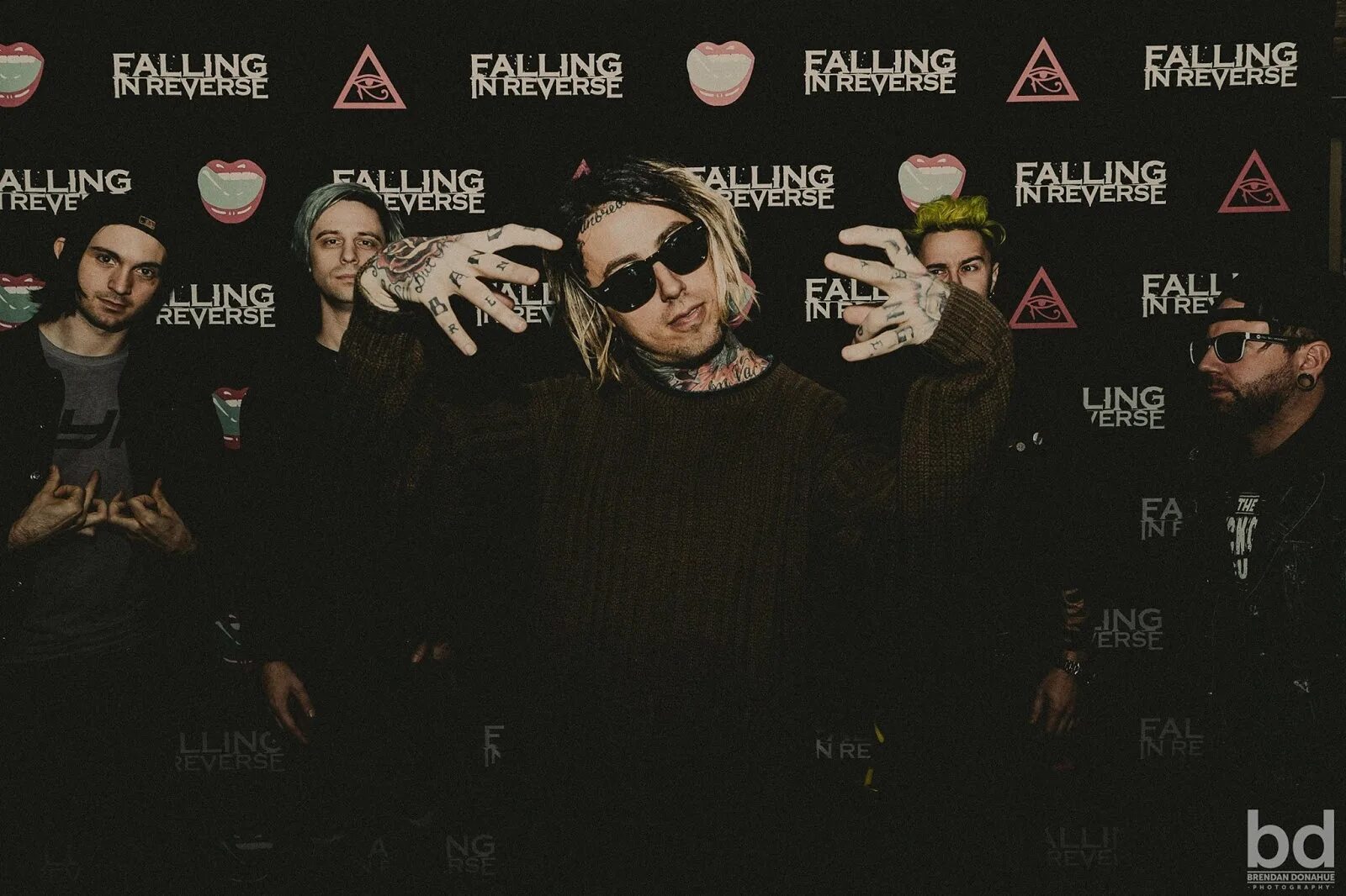 Reverse fans. Группа Falling in Reverse. Falling in Reverse Fashionably late. Falling in Reverse плакат. Falling in Reverse 2011.