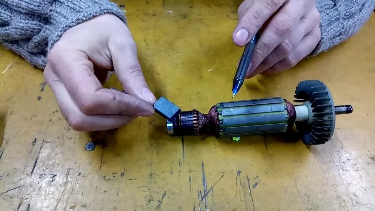 Коллектор якоря. Сильно искрят щетки на болгарке. Якорь для болгарки. Искрят щётки двигателя электроинструмента причина. Сильно искрят щетки на болгарке.