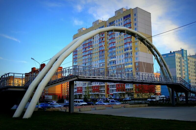 Мост в родниках. Новосибирск 6 микрорайон Родники. Пешеходный мост Родники Новосибирск. Жилмассив Родники мост Новосибирск. Фонтаны Новосибирска Энергомонтаж.