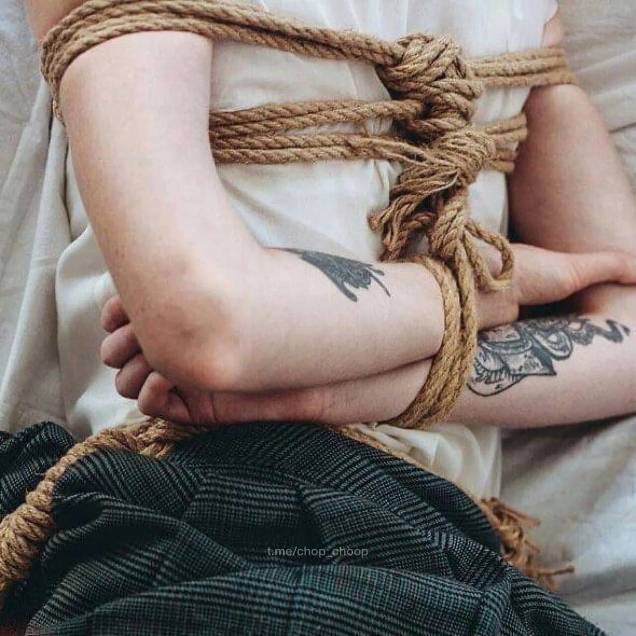 Видео где девушку завязывают. Веревка в руке. Связанные руки. Веревка для связывания. Связанные веревкой девушки.