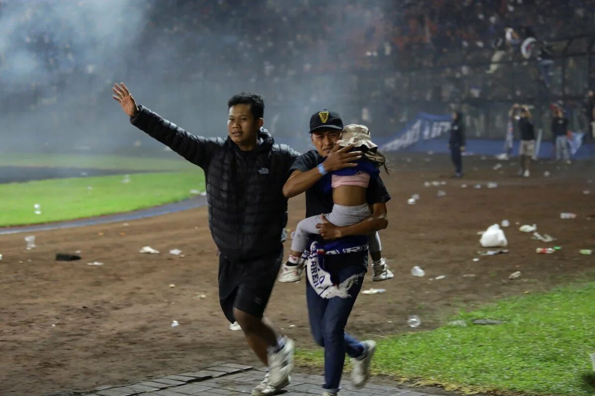 Результаты футбола индонезия. Давка на стадионе в Индонезии. Индонезия футбол. Индонезия люди. Беспорядки на стадионе.