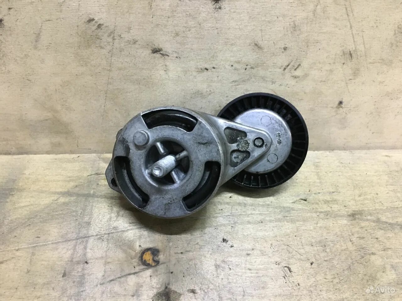 Ролик натяжителя passat b5 1. 7. Ролик натяжителя ремня генератора ауди а4. Натяжитель ремня snr на m112. 4 ремень натяжитель.