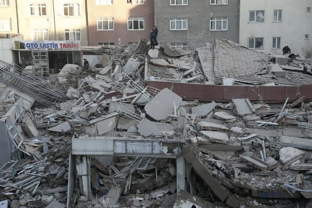 полное обрушение. полное обрушение. полное обрушение. обрурушение стены дома. ижевск обвалился дом взрыв.