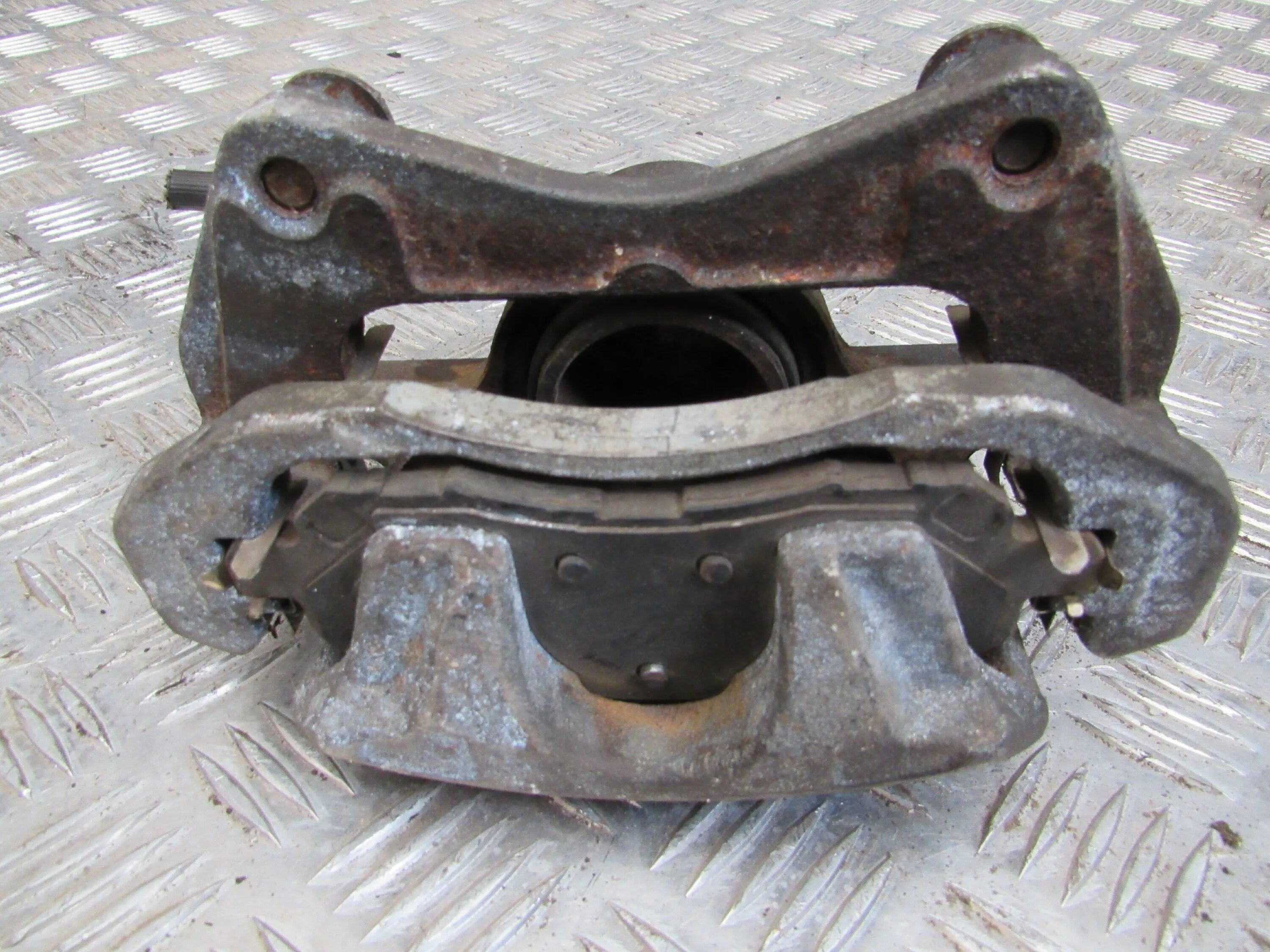 Суппорт додж. Суппорт додж караван 2. Суппорт додж караван 4. Шпильки суппорта додж калибр. Пыльник суппорта додж стратус.