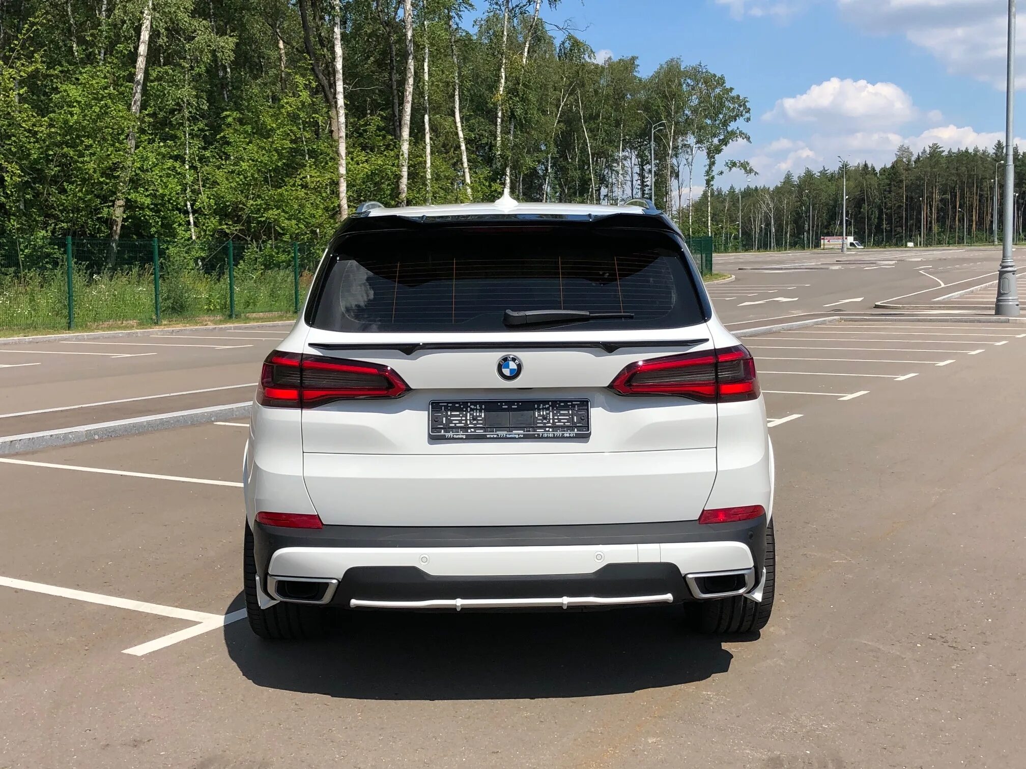 Сравнение BMW X5 M50i и Chevrolet Tahoe по характеристикам, стоимости покупки и 
