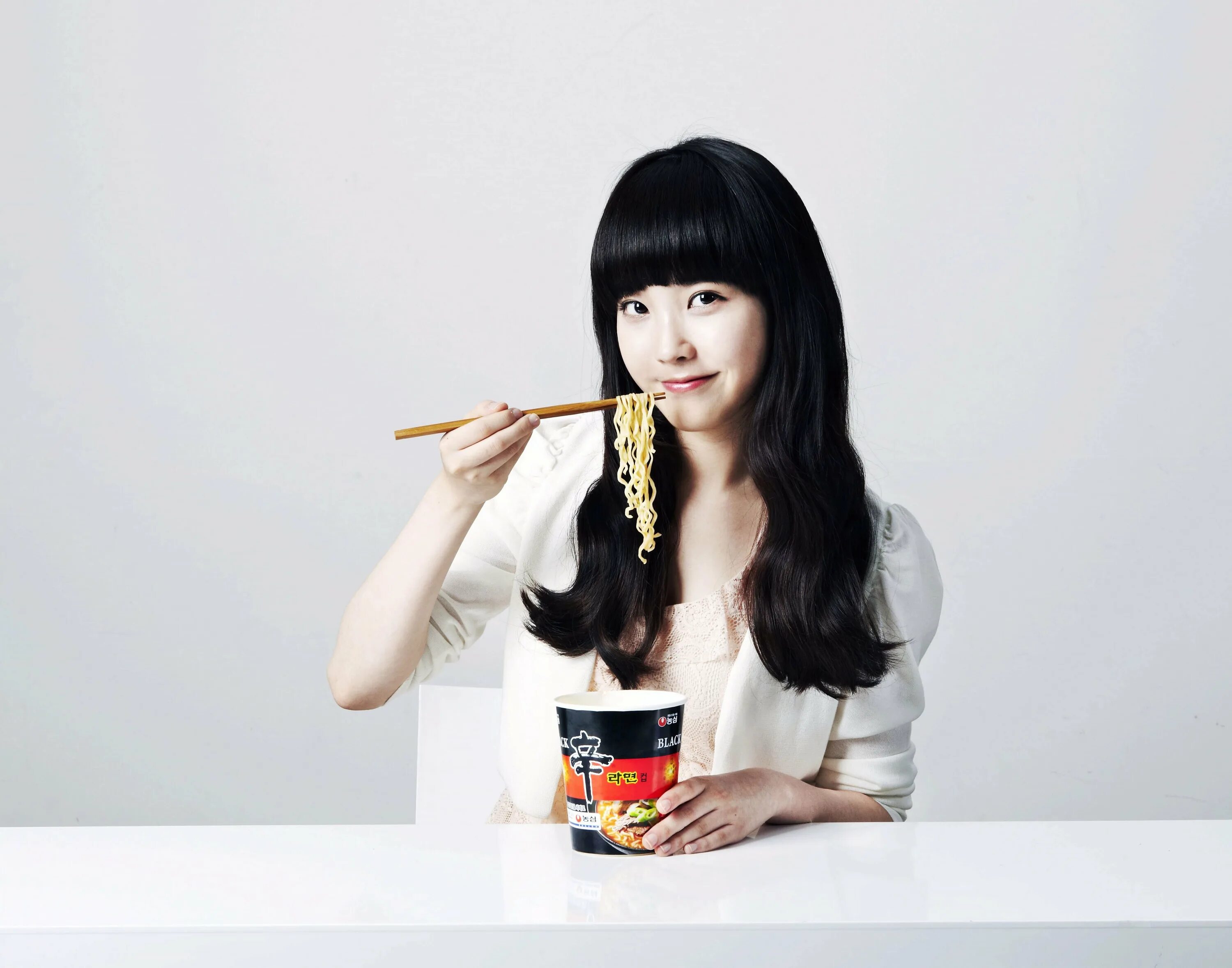 IU ест рамен?. Кореянка с едой. Девушка ест. Красивые девушки кореянки. Реклама лапши