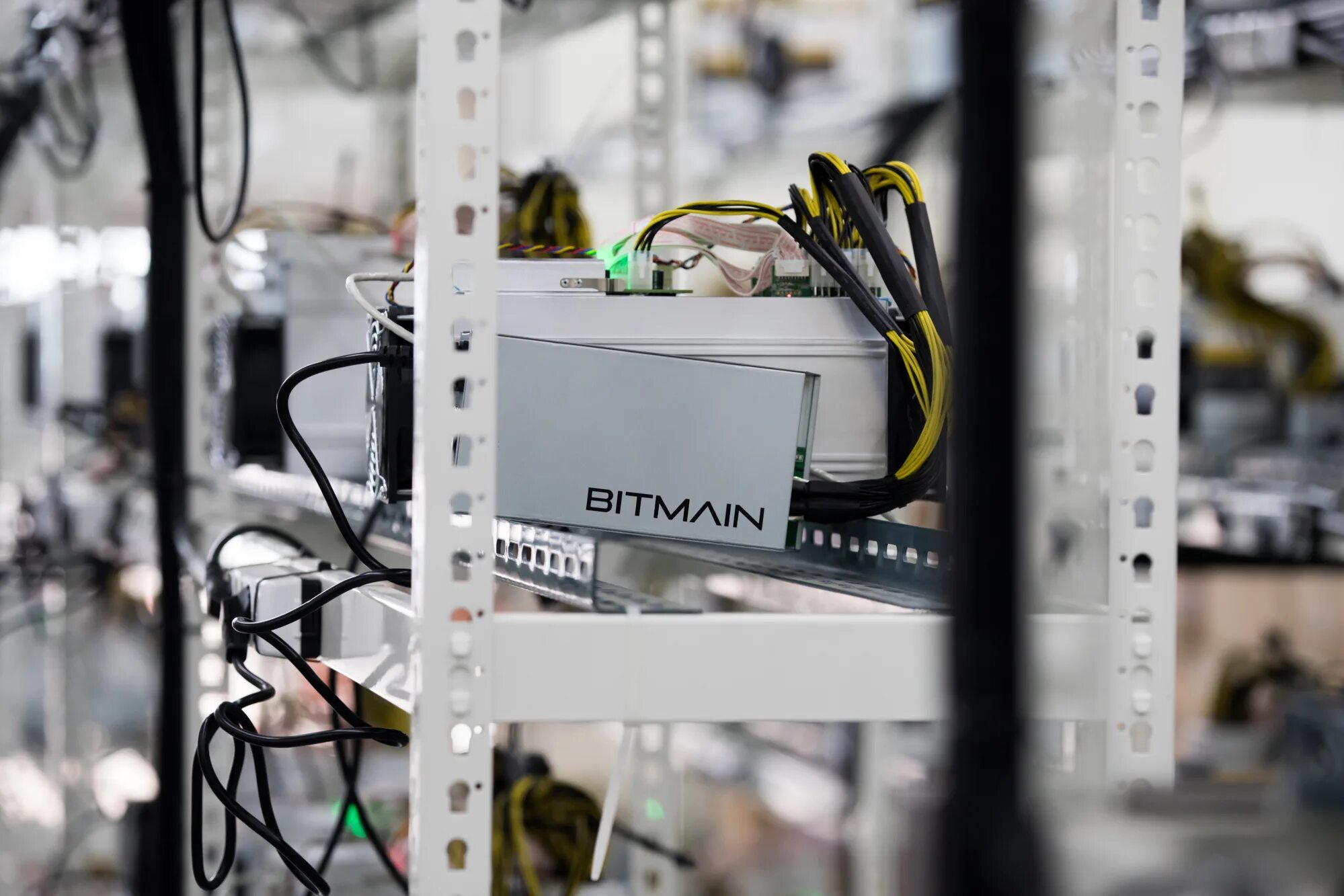 Бит майн. Завод Битмайн. Майнинговое оборудование Bitmain. Antminer логотип. Bitmain Ordos.