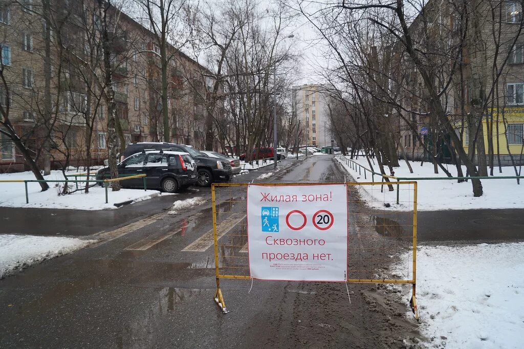 Проезд во двор дома. Сквозной проезд. сквозное движение во дворах. сквозной проезд во дворе. сквозной проезд через двор.
