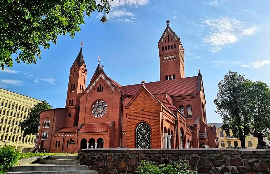 Красный костел минск. Костёл святого симеона и святой елены (минск). Костёл святого симеона и святой елены, беларусь, минск. Костелы минска службы. Костёл святого симеона и святой елены, беларусь, минск.