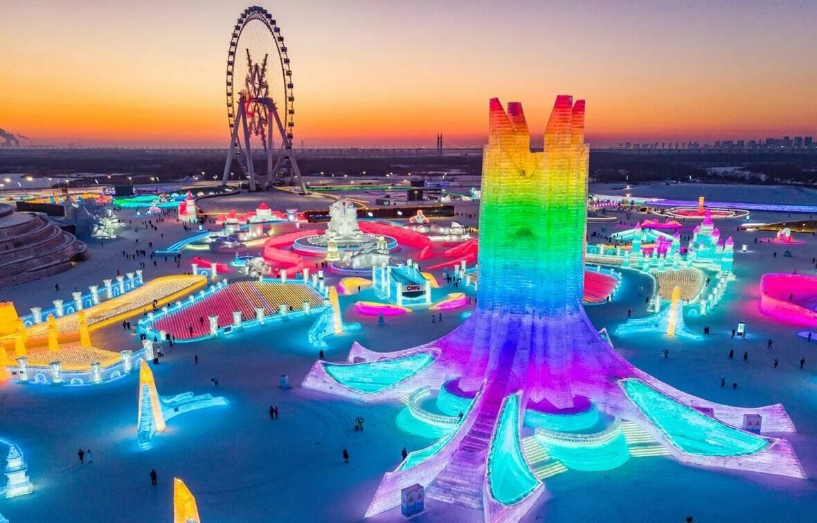 Харбин фестиваль 2023. Харбинский ледовый городок. Харбин ледяной город 2022. Фестиваль льда в харбине. Харбинский фестиваль ледяных скульптур река сонхуа.