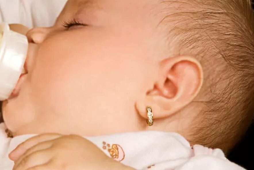 Можно ли уху детям в год. Младенец с сережками. Сережки для годовалого ребенка. Серьги для грудничков.