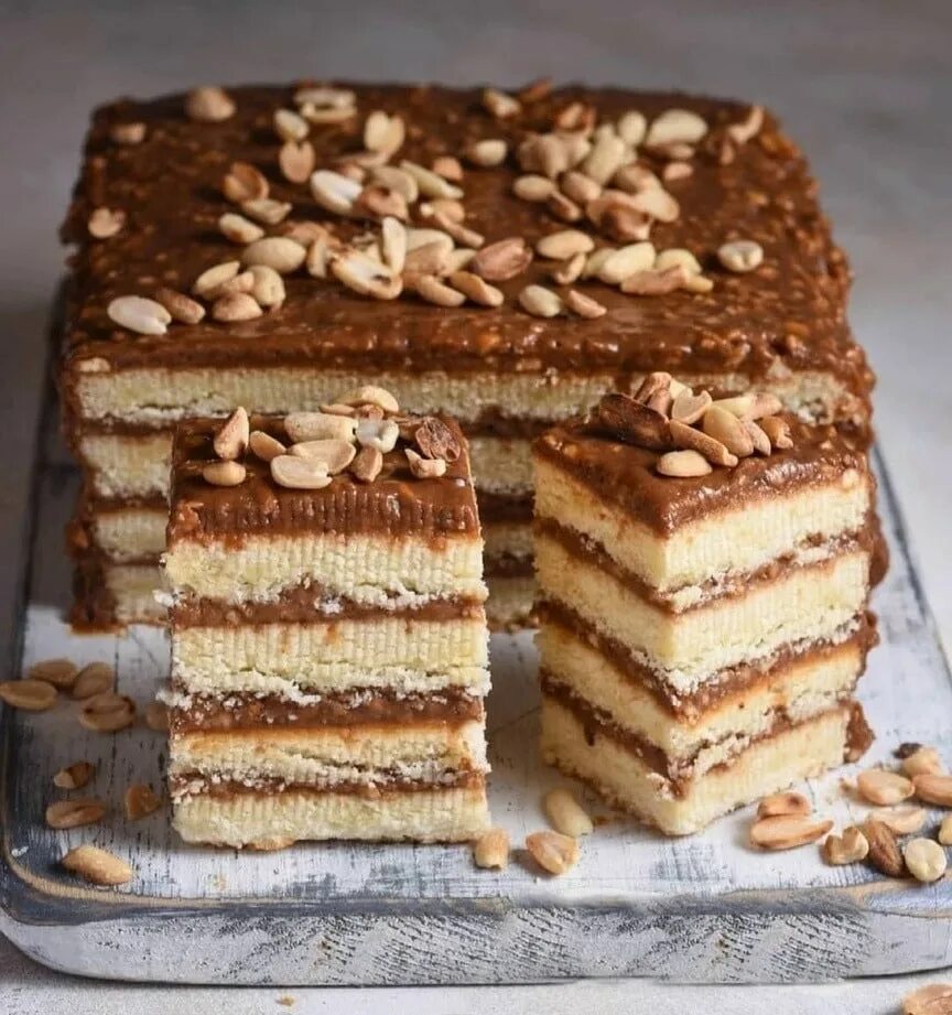 Тортодел торт сникерс. Сникерс с грецким орехом. Бисквитный торт со сгущенкой. Со сгущенкой арахисом. Со сгущенкой арахисом.