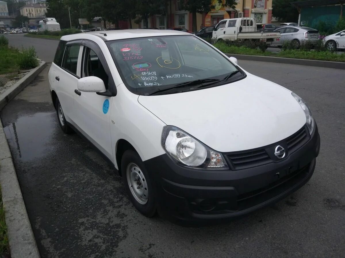 Купить б/у Nissan AD III Рестайлинг 1.6 AT (109 л.с.) 4WD бензин автомат во Влад