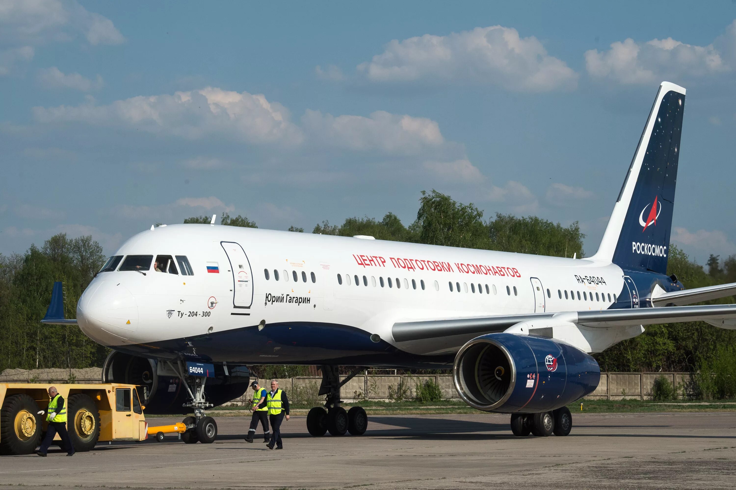 Какая страна выпускает самолет ту 204. Ту-204 пассажирский самолёт. ту-204-300. ту 204 аэрофлот.
