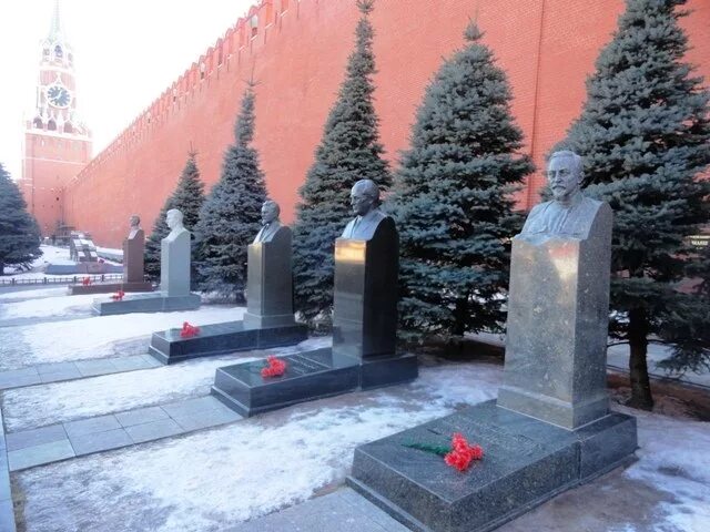 Могила Дзержинского у кремлевской стены. Могила ф.э.Дзержинского.