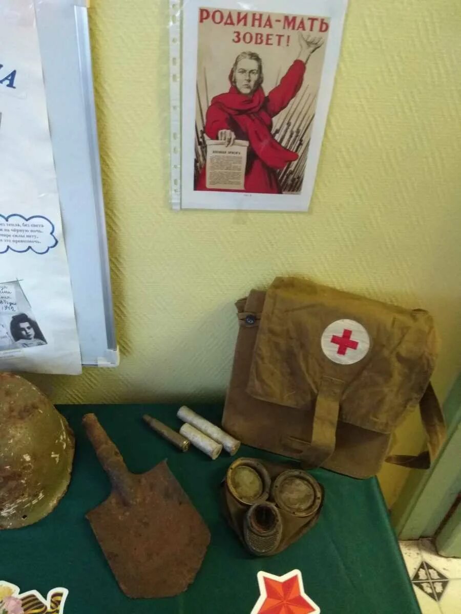 Еда в блокадном ленинграде. Блокада ленинграда 2023. Атрибутика блокадного ленинграда. Значок блокадника ленинграда. Атрибуты блокады ленинграда.